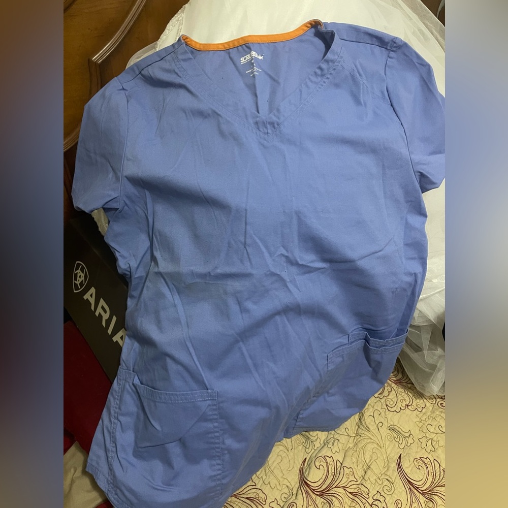 Scrub set